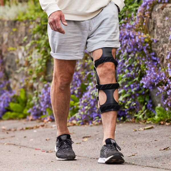 Knäortos från Camp Scandinavia – stabil ortos för knä vid behandling av ligamentskador, artros eller postoperativa behov.