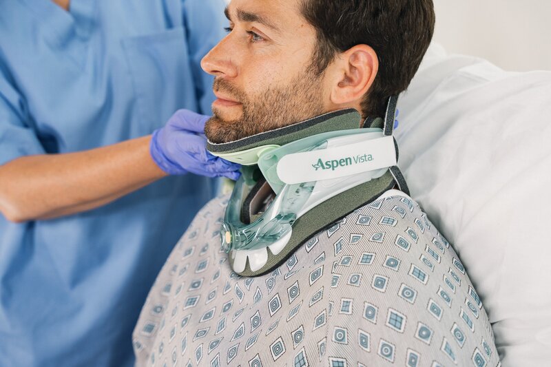 Beskuren bild på en person i halskragen Aspen Vista Collar från Aspen Medical Products. 
