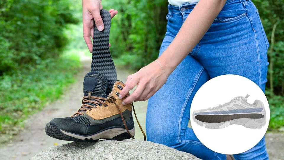 Beskuren bild som visar när en person lägger ner Carbon Footplate kolfibersula från Camp Scandinavia i en känga. En inklippt illustration visar att kolfibersulan ska ligga under skons sula.