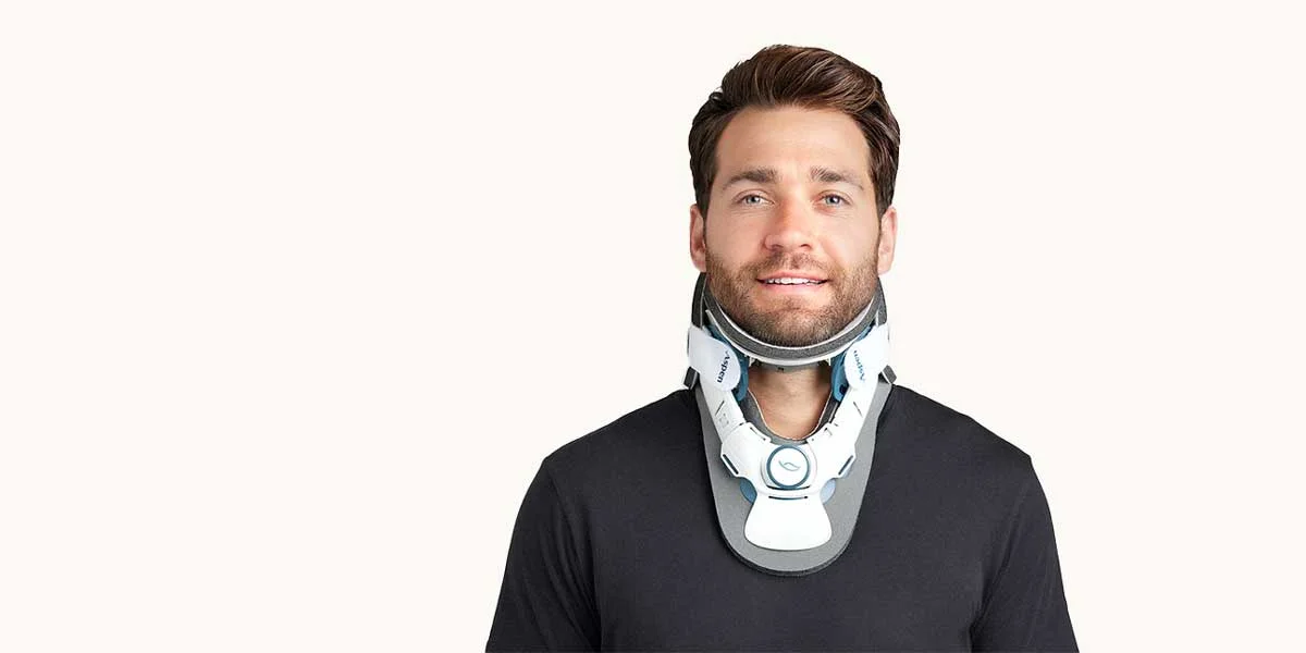 Beskuren bild på en person som bär en Aspen VRTX TX Collar nackortos.