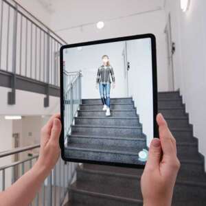 Foto av ipad-skärm där vi ser Orthelligent AI gånganalys av en person som går nedför en trappa.